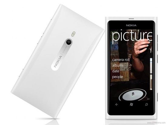 Még ebben a hónapban érkezik a fehér Nokia Lumia 800
