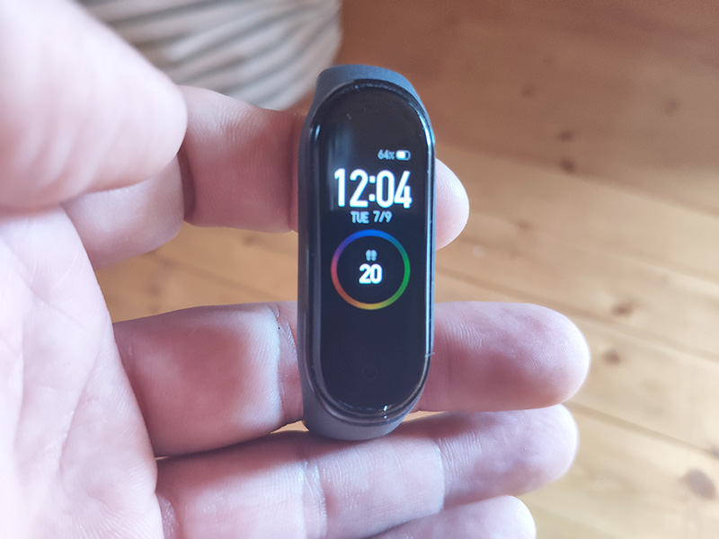 Frissül a Xiaomi Mi Band 4 okoskarkötő szoftvere, új funkciókat kapunk