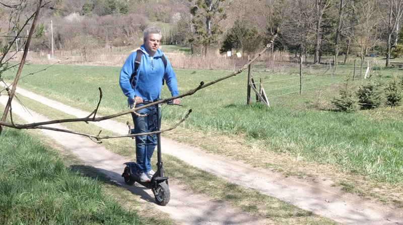 Nulla benzinköltséggel nagyfiúknak – LAOTIE ES8 roller teszt 19