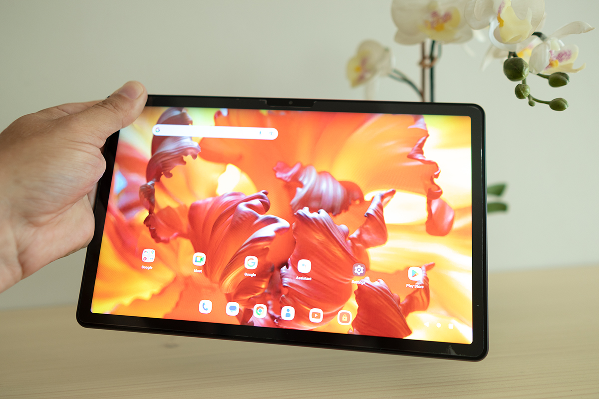 N-One NPad X test - the Redmi tab is already comfortably placed on both shoulders