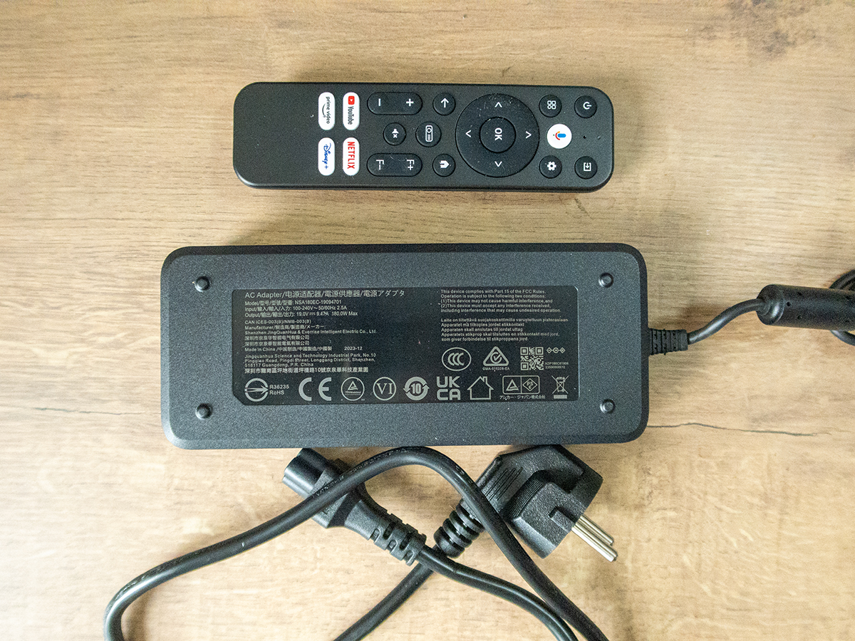 a remote control and a remote control Wanbo Mozart 1 Pro projektor teszt
