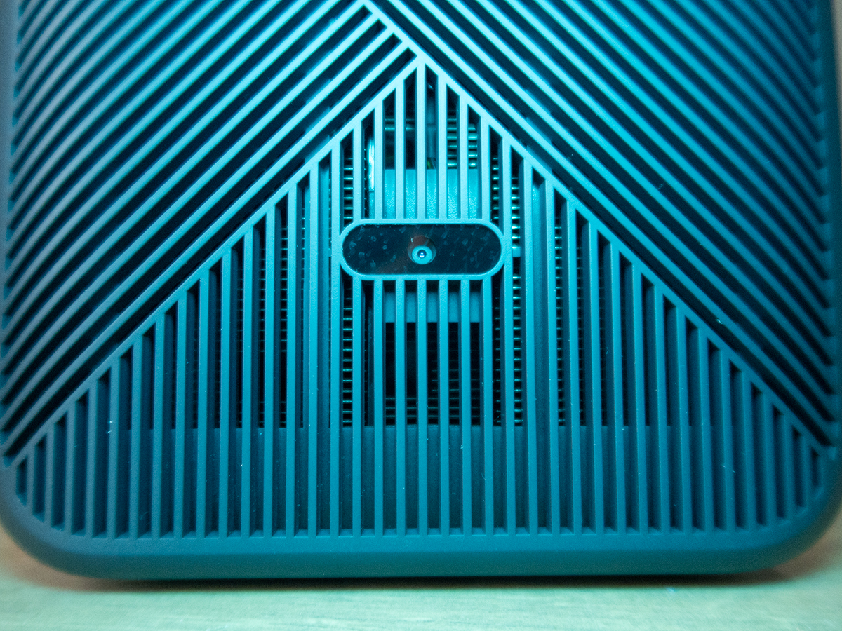 a close up of a blue square Wanbo Mozart 1 Pro projektor teszt