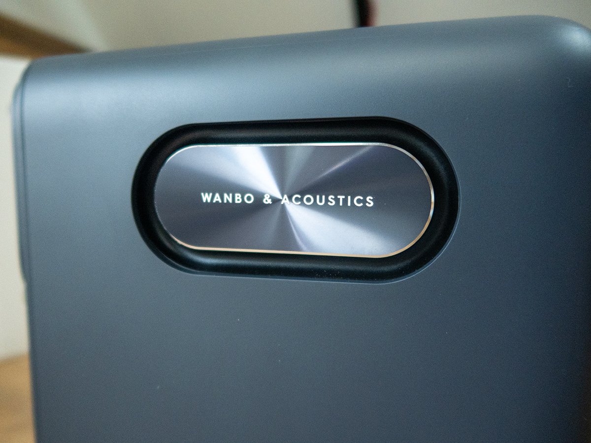 a close up of a device Wanbo Mozart 1 Pro projektor teszt