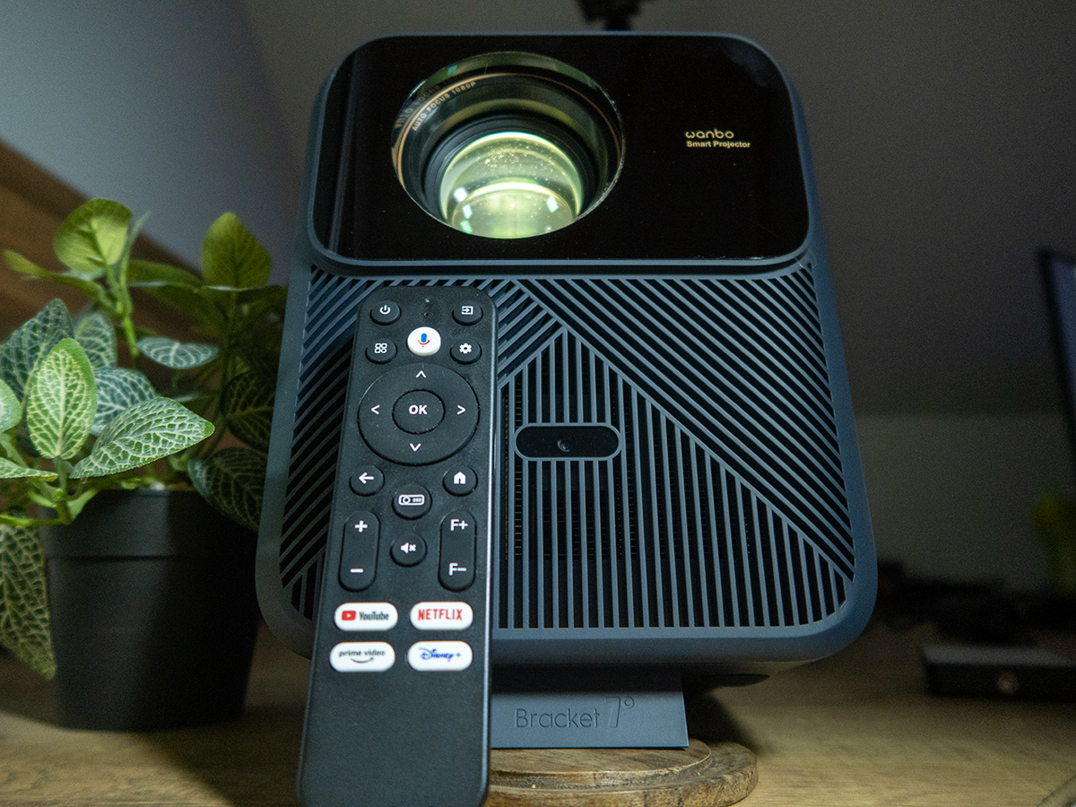 a black projector with a remote control Wanbo Mozart 1 Pro projektor teszt