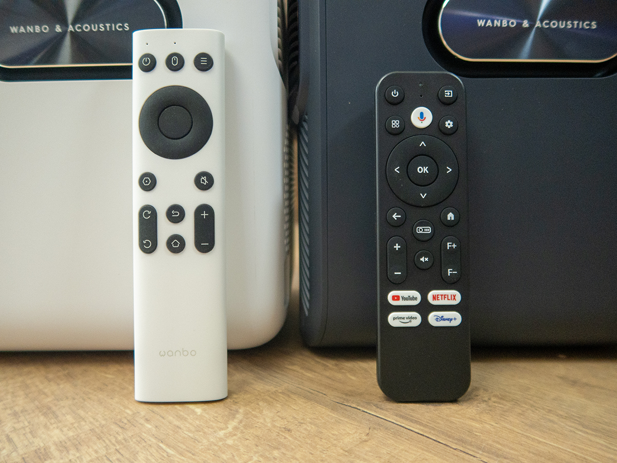 a remote controls next to a speaker Wanbo Mozart 1 Pro projektor teszt